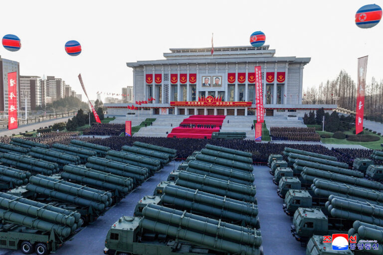 coreia-do-norte-apresenta-novo-lanca-foguetes-com-capacidade-nuclear