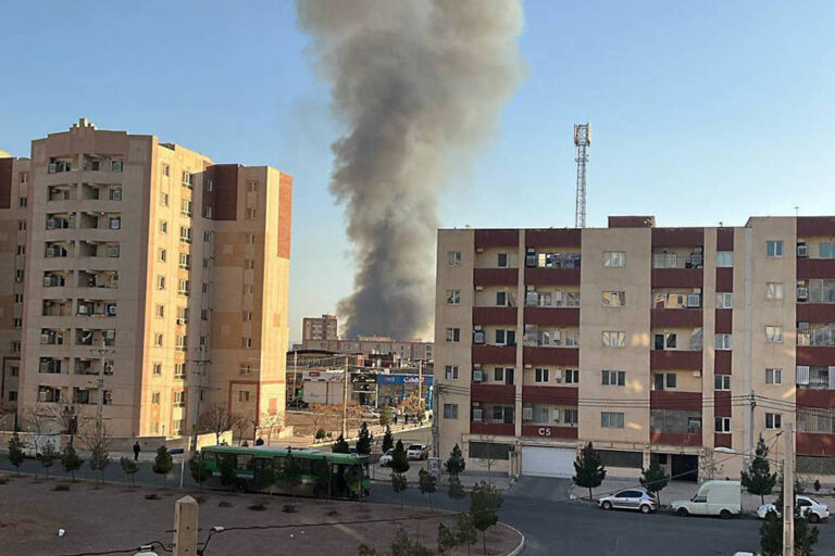 incendio-atinge-area-proxima-a-locais-militares-no-ira,-diz-midia-estatal