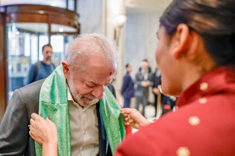 lula-chega-a-india-e-e-recebido-com-cerimonia-tradicional-hindu;-veja-video