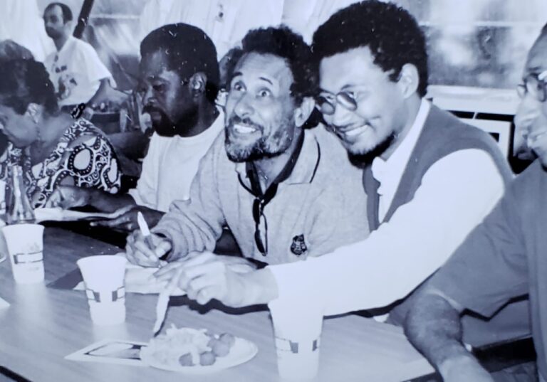 poeta-negro-oliveira-silveira-tera-monumento-na-praca-da-alfandega