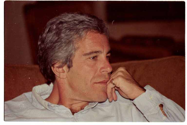 Autoridades dos EUA investigam acusação de que Epstein mandou enterrar mulheres em rancho autoridades-dos-eua-investigam-acusacao-de-que-epstein-mandou-enterrar-mulheres-em-rancho