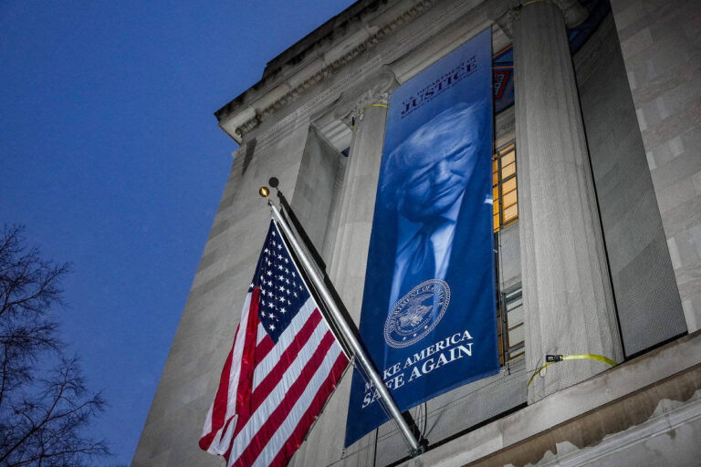 Trump avança no culto à própria personalidade com rosto estampado em prédios públicos trump-avanca-no-culto-a-propria-personalidade-com-rosto-estampado-em-predios-publicos