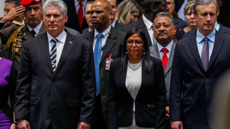 Fim de uma era: militares e médicos cubanos deixam a Venezuela sob pressão dos EUA fim-de-uma-era:-militares-e-medicos-cubanos-deixam-a-venezuela-sob-pressao-dos-eua