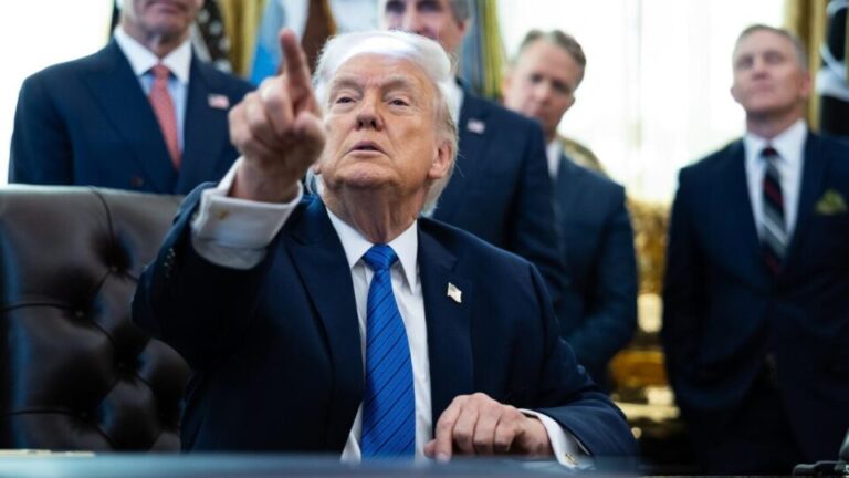 Trump diz que vai enviar navio-hospital à Groenlândia e aumenta tensão com a Dinamarca trump-diz-que-vai-enviar-navio-hospital-a-groenlandia-e-aumenta-tensao-com-a-dinamarca