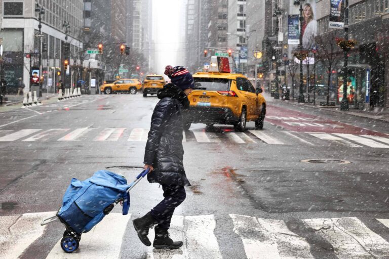 nova-york-decreta-estado-de-emergencia-e-toque-de-recolher-diante-de-nevasca