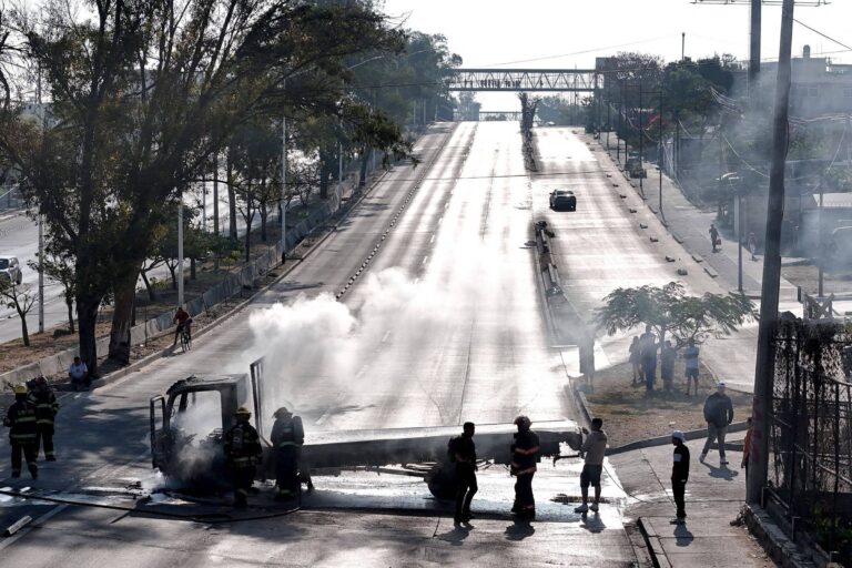 guadalajara-tem-dia-de-ruas-vazias-e-saques-apos-morte-de-megatraficante-no-mexico