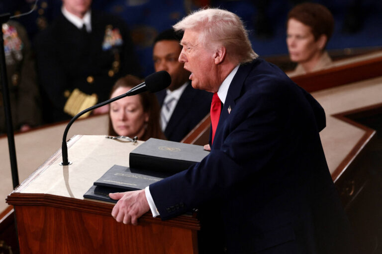 diante-de-juizes-da-suprema-corte,-trump-critica-queda-das-tarifas-em-discurso-no-congresso