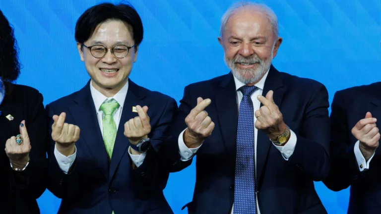 lula-exibe-luva-com-quatro-dedos-em-encontro-com-presidente-da-coreia-do-sul