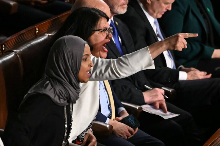 Trump chama deputadas de origem muçulmana de loucas e sugere deportá-las trump-chama-deputadas-de-origem-muculmana-de-loucas-e-sugere-deporta-las