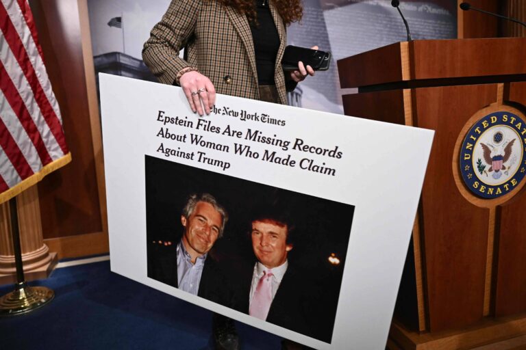 departamento-de-justica-dos-eua-investiga-possivel-retencao-de-documentos-sobre-trump-e-epstein