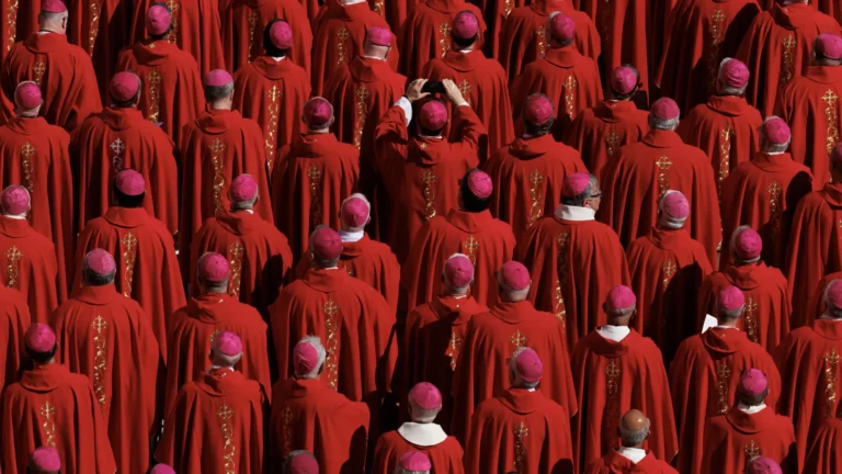 os-salarios-surpreendentes-do-papa-e-dos-cardeais