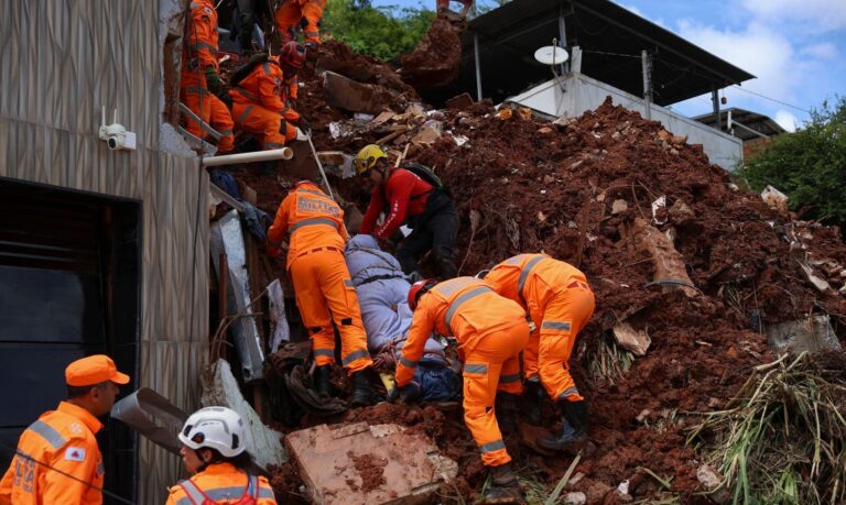 chuva-mata-55-pessoas-e-mobiliza-oito-frentes-de-resgate-em-minas