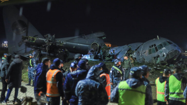 aviao-militar-cai-na-bolivia-e-deixa-ao-menos-15-mortos