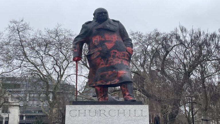 ativista-pro-palestina-vandaliza-estatua-de-churchill-na-inglaterra-e-e-preso
