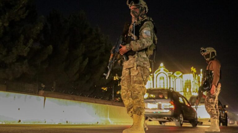 Paquistão declara guerra aberta ao regime talibã e potências tentam evitar escalada paquistao-declara-guerra-aberta-ao-regime-taliba-e-potencias-tentam-evitar-escalada