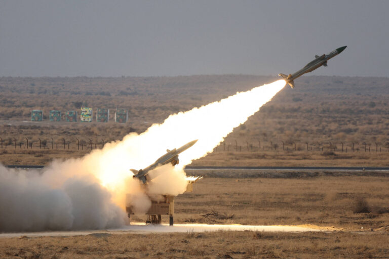 Índia mostra bombardeiros em exercício militar perto da fronteira com Paquistão india-mostra-bombardeiros-em-exercicio-militar-perto-da-fronteira-com-paquistao