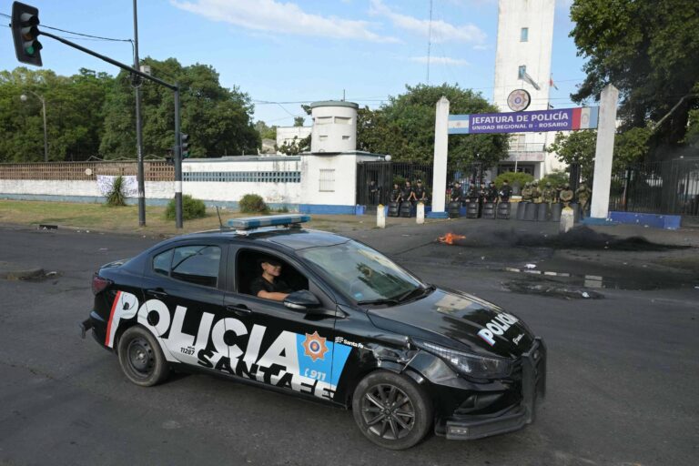 em-vitoria-de-milei,-argentina-reduz-maioridade-penal-de-16-para-14-anos