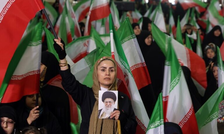 iranianos-comemoram-pelo-mundo-apos-anuncio-da-morte-de-khamenei
