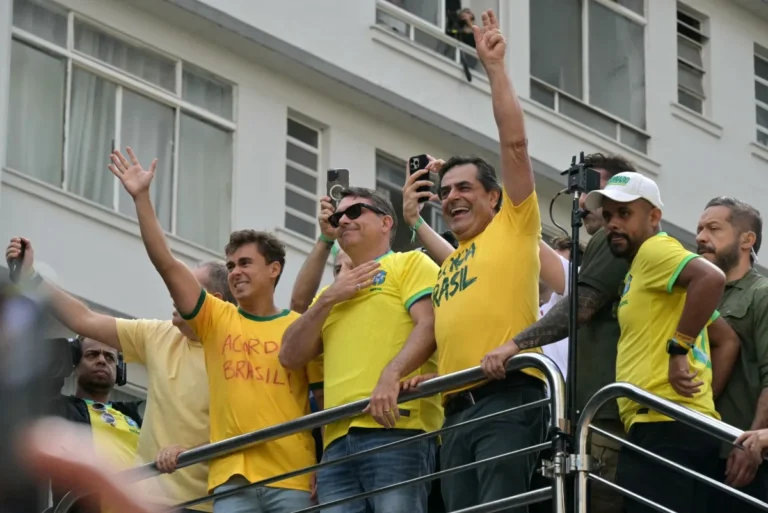 sem-michelle-e-rusgas-sobre-pauta,-ato-da-direita-em-sp-vira-palanque-para-flavio-bolsonaro