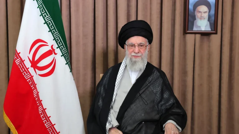 iranianos-se-dividem-entre-luto-por-khamenei-e-esperanca-de-troca-de-regime