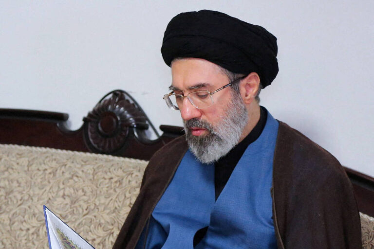 Filho de Ali Khamenei vira favorito para ser o novo líder supremo do Irã filho-de-ali-khamenei-vira-favorito-para-ser-o-novo-lider-supremo-do-ira