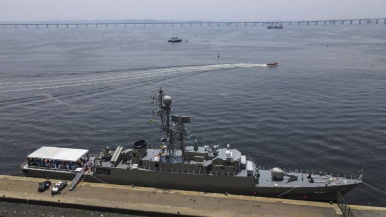 Submarino dos EUA afunda navio de guerra do Irã que esteve no Brasil. Veja vídeo submarino-dos-eua-afunda-navio-de-guerra-do-ira-que-esteve-no-brasil.-veja-video