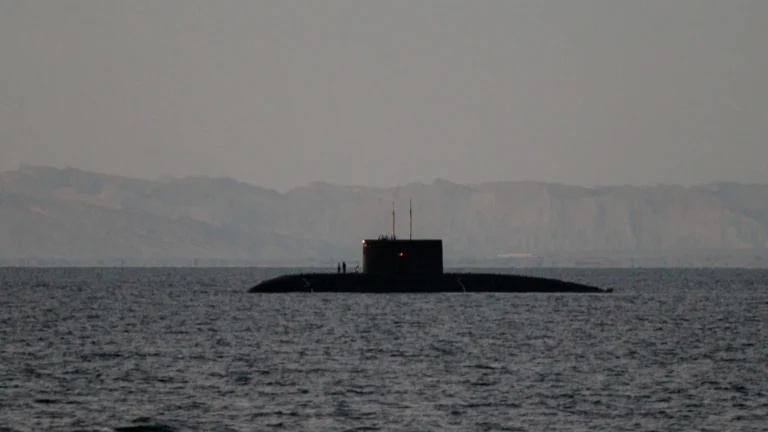 submarino-dos-eua-afunda-navio-do-ira-e-mata-ao-menos-87
