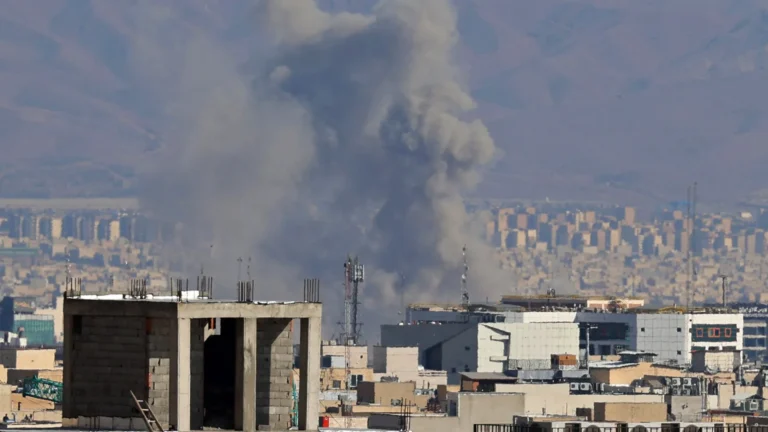 eua-e-israel-ampliam-ataques-em-nova-fase-da-guerra-no-ira