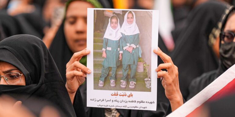 ataque-a-escola-de-meninas-no-ira-expoe-horrores-da-guerra