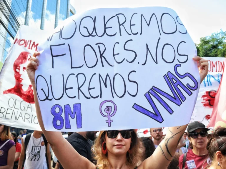 ate-quando?:-mulheres-dizem-basta-aos-feminicidios-no-8-de-marco-em-porto-alegre
