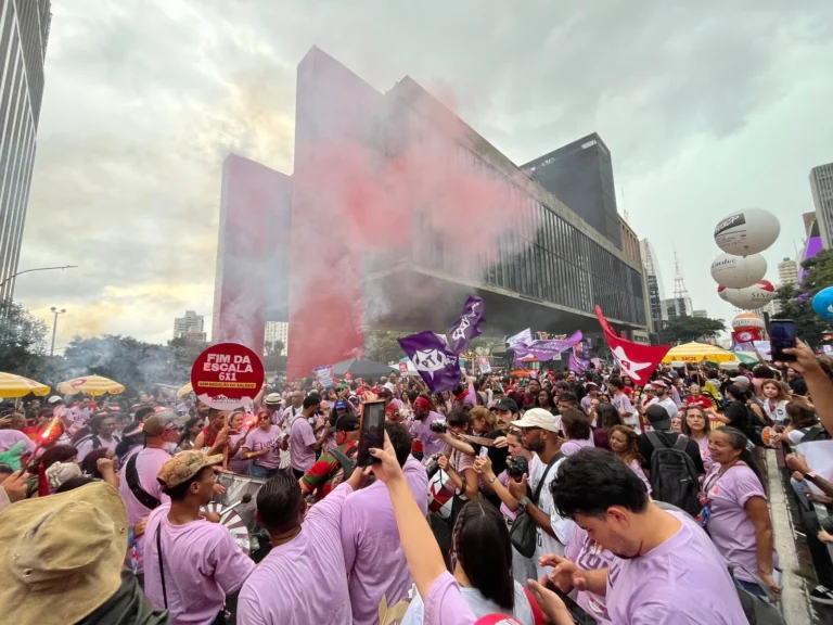 por-direitos-e-em-memoria-das-vitimas-de-feminicidio,-mulheres-marcham-sob-chuva-em-sao-paulo