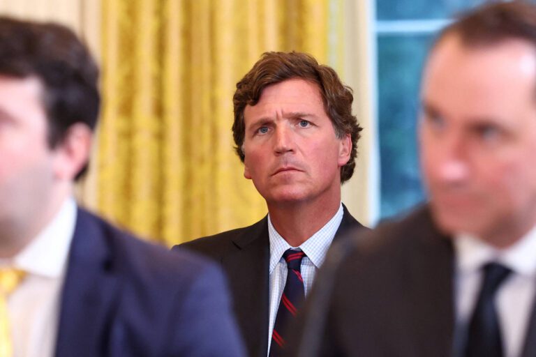 podcast-de-tucker-carlson-contra-guerra-no-ira-provoca-racha-no-maga