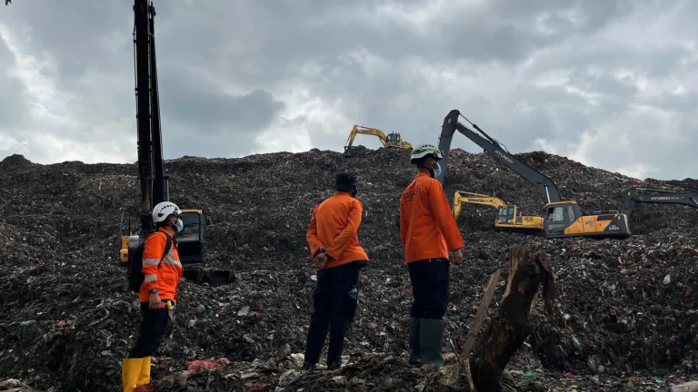 deslizamento-de-lixo-em-aterro-sanitario-da-indonesia-deixa-sete-mortos