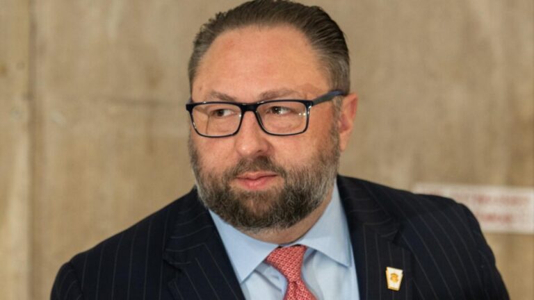 aliado-de-trump-chama-moraes-de-corrupto-e-culpa-ministro-por-problemas-de-saude-de-bolsonaro