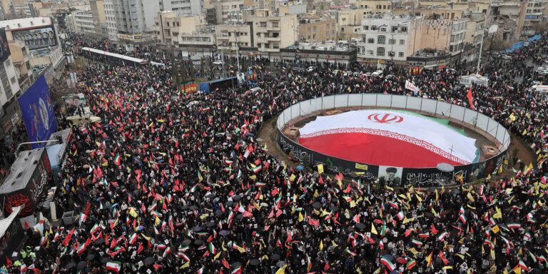 sob-bombas,-multidoes-vao-as-ruas-no-ira-em-apoio-aos-palestinos