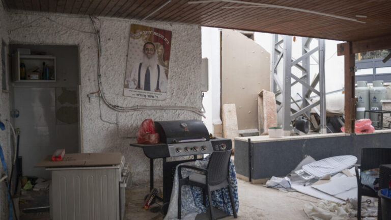 ira-mira-populacao-civil-de-israel-e-lanca-misseis-contra-bairros-e-vilas,-diz-oficial-das-fdi