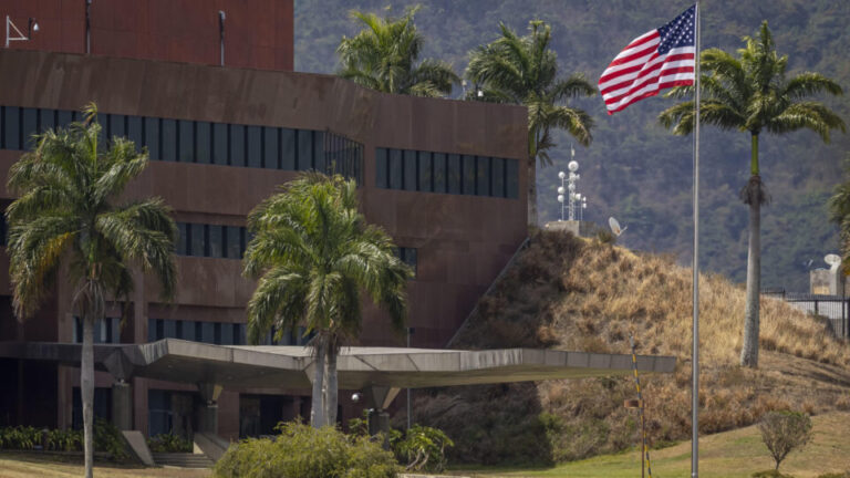 embaixada-dos-eua-volta-a-hastear-bandeira-na-venezuela-apos-sete-anos