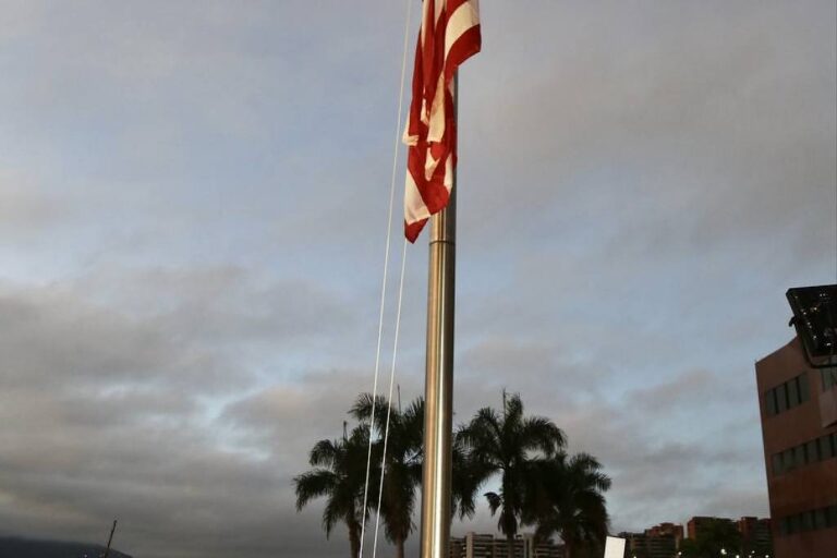 bandeira-americana-volta-a-ser-hasteada-em-embaixada-em-caracas-apos-7-anos