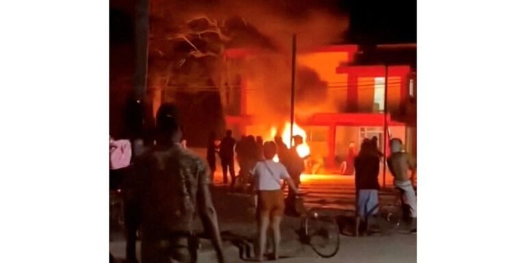 manifestantes-atacam-escritorio-do-partido-comunista-em-cuba