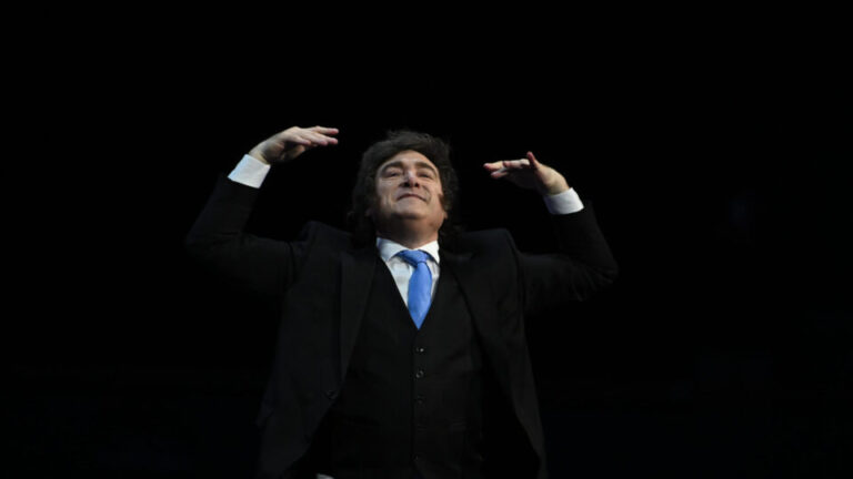 em-madri,-milei-dispara-criticas-ao-premie-espanhol-e-diz-que-trump-esta-derrotando-o-socialismo