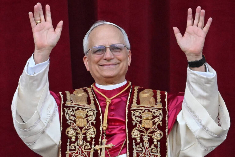 livro-reconstitui-bastidores-do-conclave-e-mostra-virada-que-levou-cardeal-prevost-ao-papado