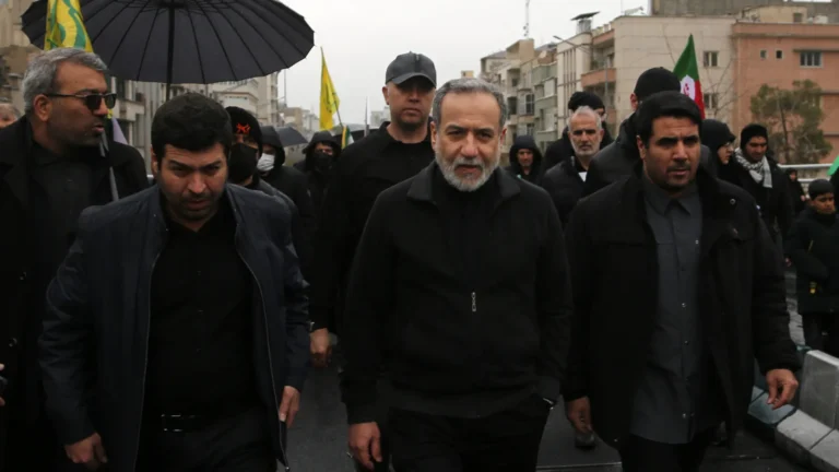 ira-discute-guerra-com-franca-e-alerta-para-risco-de-escalada