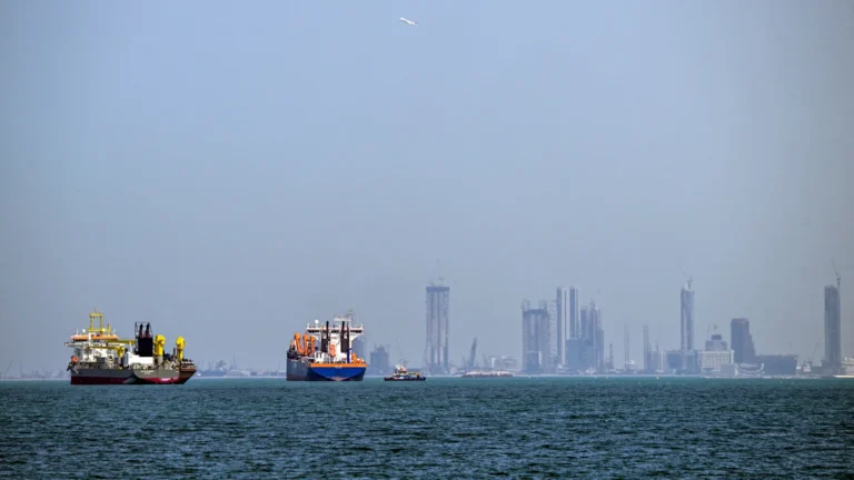 paises-recusam-ajuda-a-trump-no-estreito-de-hormuz,-e-ira-ataca-oleoduto