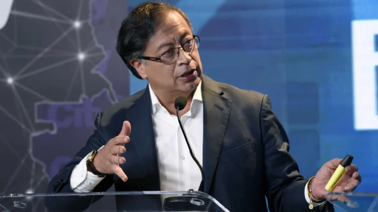 petro-sugere-que-equador-lancou-bombas-na-colombia;-noboa-nega-acao