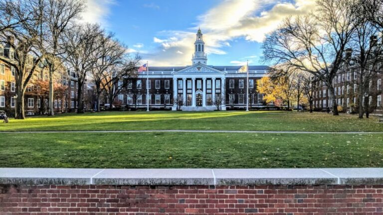 governo-trump-volta-a-processar-harvard-por-discriminacao-contra-judeus-e-israelenses