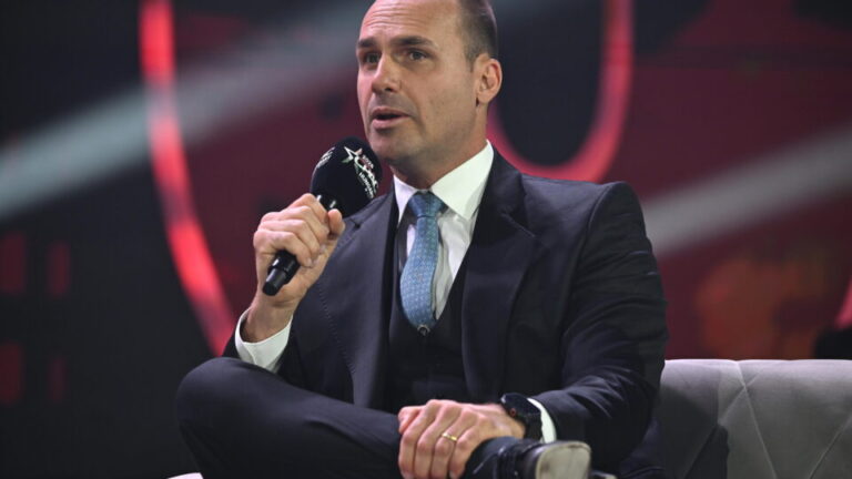 na-hungria,-eduardo-bolsonaro-diz-que-flavio-deve-endurecer-regras-contra-ongs-estrangeiras