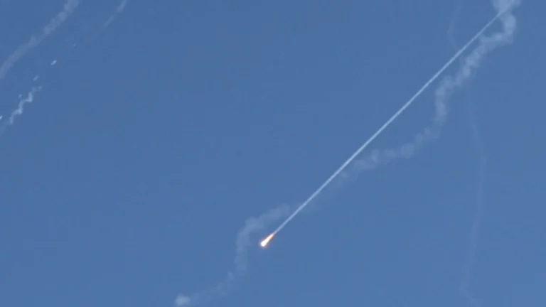 israel-confirma-impacto-de-misseis-iranianos-no-centro-do-pais