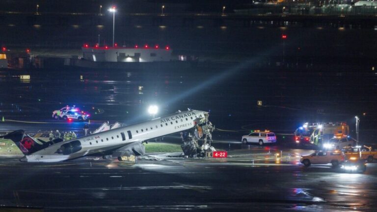 Colisão de aeronave com caminhão de bombeiros deixa mortos e feridos em aeroporto em Nova York colisao-de-aeronave-com-caminhao-de-bombeiros-deixa-mortos-e-feridos-em-aeroporto-em-nova-york