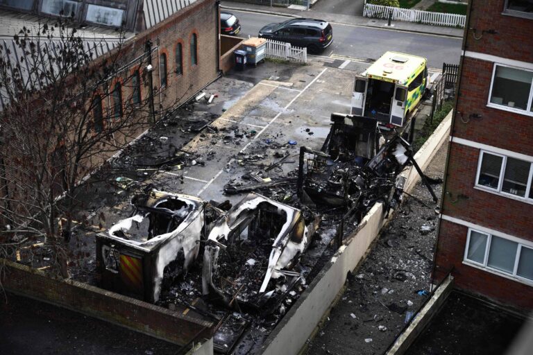 ambulancias-de-ong-judaica-sao-incendiadas-em-londres