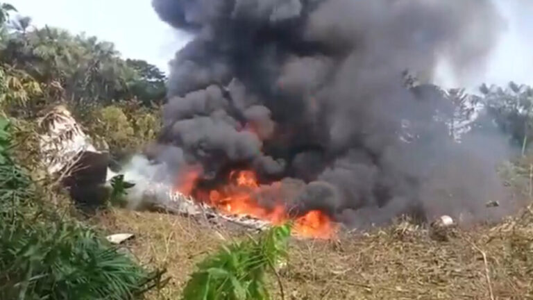 Avião militarcom dezenas de soldados cai na Colômbia deixando mortos e feridos aviao-militarcom-dezenas-de-soldados-cai-na-colombia-deixando-mortos-e-feridos